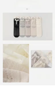Détail de cinq paires de chaussettes en coton avec nœuds en dentelle et texture côtelée