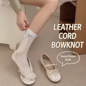 Chaussettes résille blanches avec nœud en cuir bleu clair et ballerines beige