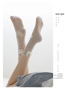 Détails du tricot de chaussettes crème avec bordure en dentelle et nœud en ruban