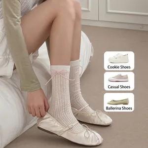 Chaussettes blanches en résille à nœuds en cuir rose avec chaussures ballerines