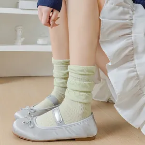 Chaussettes en résille respirante vert clair avec texture à froufrous élégante