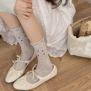 Japanische graue gepunktete Socken mit vertikaler Rippenstruktur und Rüschenrand