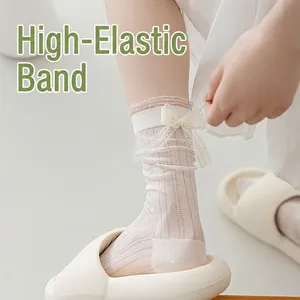 Chaussettes japonaises en maille blanc crème avec nœud en dentelle et bord côtelé