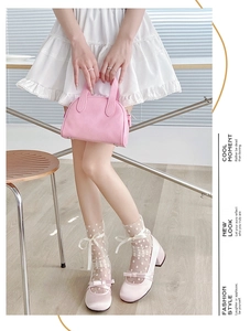 Détail de chaussettes transparentes à pois blancs avec nœuds en soie et chaussures Mary Jane