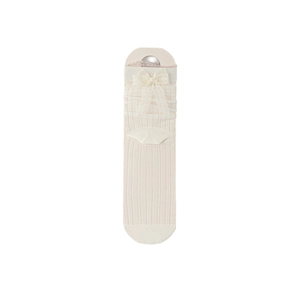 Chaussettes résille crème avec bordure en dentelle et nœud sur fond blanc pur