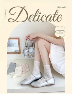Nahaufnahme von Blumen-Netzsocken mit Wellensaum und atmungsaktivem Hohldesign