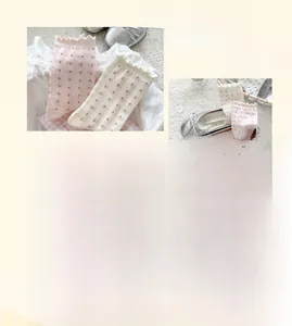 Detail von geblümten Socken aus gekämmter Baumwolle mit Rüschen und roten Punkten