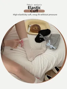 Vue détaillée des revers élastiques et des nœuds papillon sur ces chaussettes style ballet