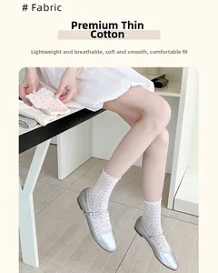 Nahaufnahme atmungsaktiver Damen-Socken mit Pointelle-Muster und gewelltem Rüschenrand