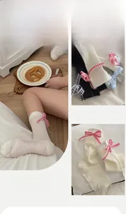 Détail du nœud vichy sur les chaussettes en tricot côtelé au style lolita