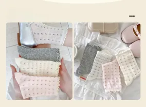 Detailansicht der Baumwollsocken mit Rüschenbündchen und süßen Blumenmustern für Mädchen