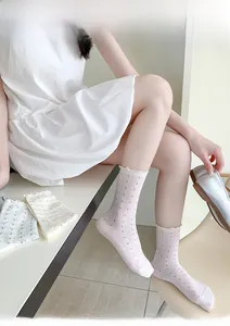 Detailansicht der Hohlstrick-Socken mit süßem Spitzenrand und roten Stickerei-Akzenten