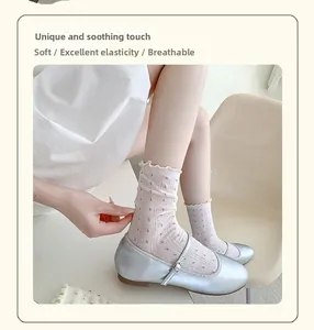 Detail von floralen Mesh-Socken mit Rüschenrand und silbernen Mary-Jane-Schuhen