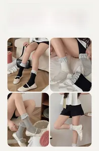 Dettaglio calze stile Lolita giapponese con bordo a balze a scacchi e cotone a costine