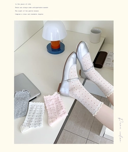 Details von süßen Blumen-Netzsocken mit Rüschenbündchen und silbernen Mary Jane Schuhen