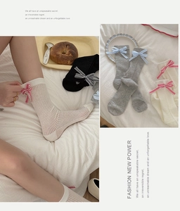 Détails des chaussettes montantes à rayures verticales et nœuds style ballerine