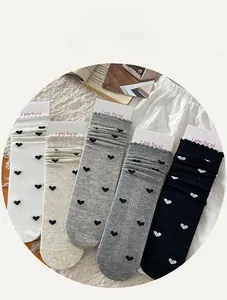 Détail de cinq paires de chaussettes à motif cœur avec bords côtes ondulés