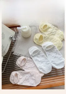Tre paia di fantasmini da donna color pastello con motivi a stella su tessuto