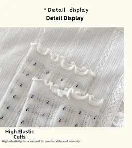 Nahaufnahme weißer Netzsocken mit floralen Punkten und elastischem Rüschenrand