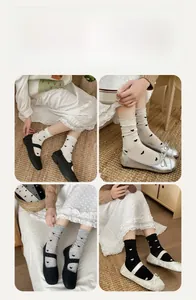 Détails de quatre paires de chaussettes pour femmes à motifs de cœurs et volants