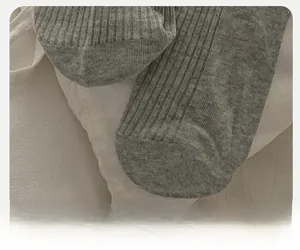 Gros plan de la pointe renforcée de chaussettes grises en tricot côtelé résistant
