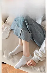 Dettaglio calzini invisibili donna con stelle e bordo elastico confortevole