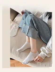 Dettaglio di calzini invisibili beige con motivo a stella a maglia e texture a rete
