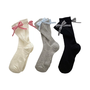 Trois paires de chaussettes hautes en tricot pour filles avec nœuds à carreaux colorés