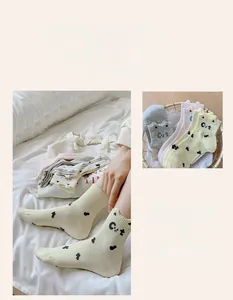 Détail de chaussettes en coton avec oreilles de chat mignonnes et motifs tricotés