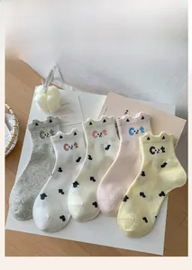 Détail de cinq paires de chaussettes en coton avec oreilles de chat 3D et broderie