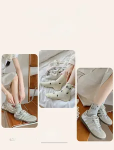 Détail de chaussettes en coton avec bord ondulé, broderie chat et motifs cœurs