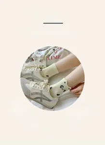 Détail de chaussettes en coton doux et respirant avec motif cœur et chaussures décontractées