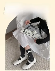 Détail de chaussettes style ballet avec motifs de cœurs et petits nœuds décoratifs