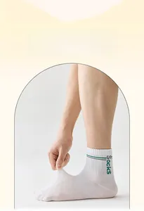 Dettaglio del calzino sportivo bianco in cotone traspirante con trama a rete elasticizzata