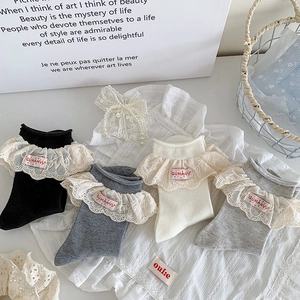 Chaussettes femme chics avec bordure en dentelle délicate et broderie assortie