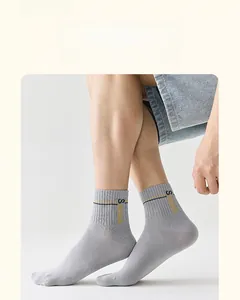 Dettaglio di calze sportive in cotone grigio chiaro con polsini elastici e strisce nere