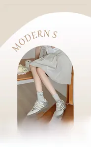 Gros plan de chaussettes en coton gris clair avec motif chat et bordure élastique