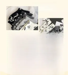 Détail de chaussettes mi-mollet en coton avec motifs cœurs et nœuds en ruban satin