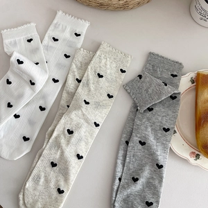 Trois paires de chaussettes à motif cœur et bordure dentelle en blanc et gris