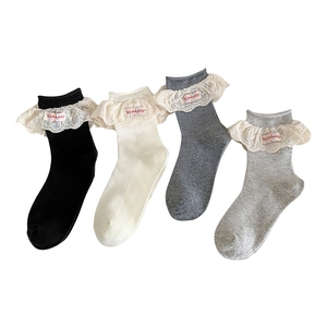 Quatre paires de chaussettes mi-mollet pour femmes avec bordure en dentelle brodée