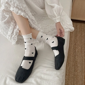 Chaussures Mary Jane noires style japonais avec chaussettes à volants et cœurs