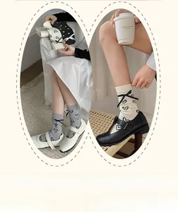 Détail de chaussettes style ballerine avec imprimé cœurs et rubans décoratifs