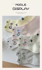 Détail de cinq paires de chaussettes en coton avec revers oreilles de chat et motifs