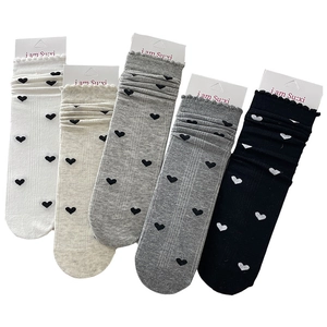 Cinq paires de chaussettes en coton avec broderie cœur et bords volantés, couleurs variées