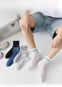 Dettaglio calze da uomo in cotone con lettere verticali e strisce colorate decorative