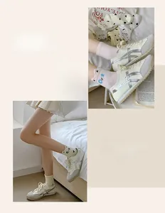 Détail de chaussettes en coton peigné avec motif chat mignon et bordure ondulée colorée
