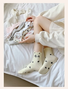 Détail de chaussettes en coton doux avec bordure ondulée et motifs de chat brodés