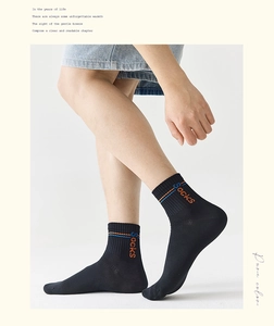 Dettaglio calzini neri con strisce arancioni blu e scritte socks verticali eleganti