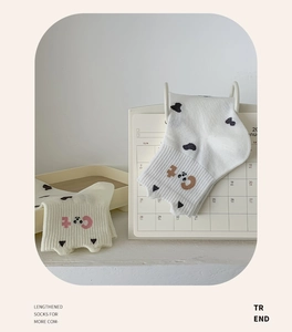 Gros plan de chaussettes en coton avec motifs de pattes de chat et revers côtelés