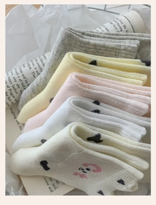 Détail de cinq paires de chaussettes en coton pastel avec broderie cœur mignonne